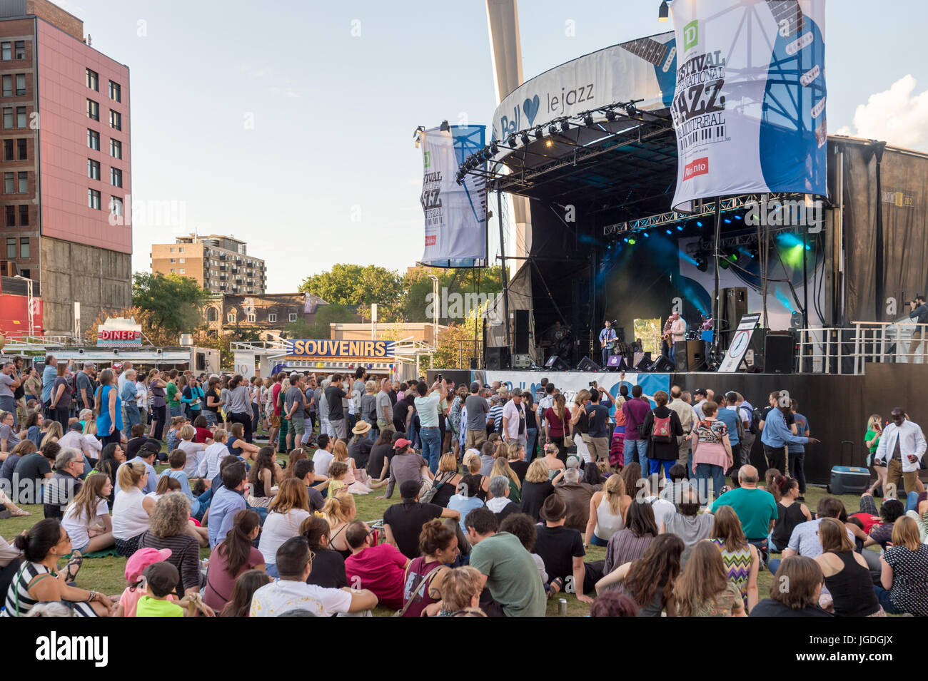 Montreal, 4 Luglio 2017: Scena campana e spettatori durante il carburante Junkie prestazioni a Montreal Jazz Festival Foto Stock