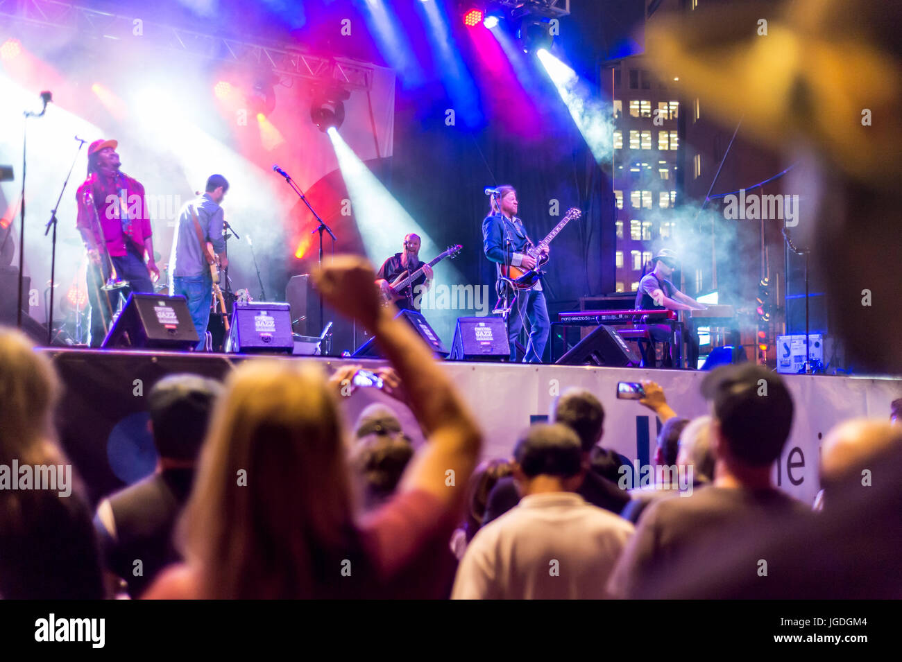 Montreal, 4 luglio 2017: gli spettatori a guardare 'Ghost Town blues band' prestazioni a Montreal jazz festival Foto Stock