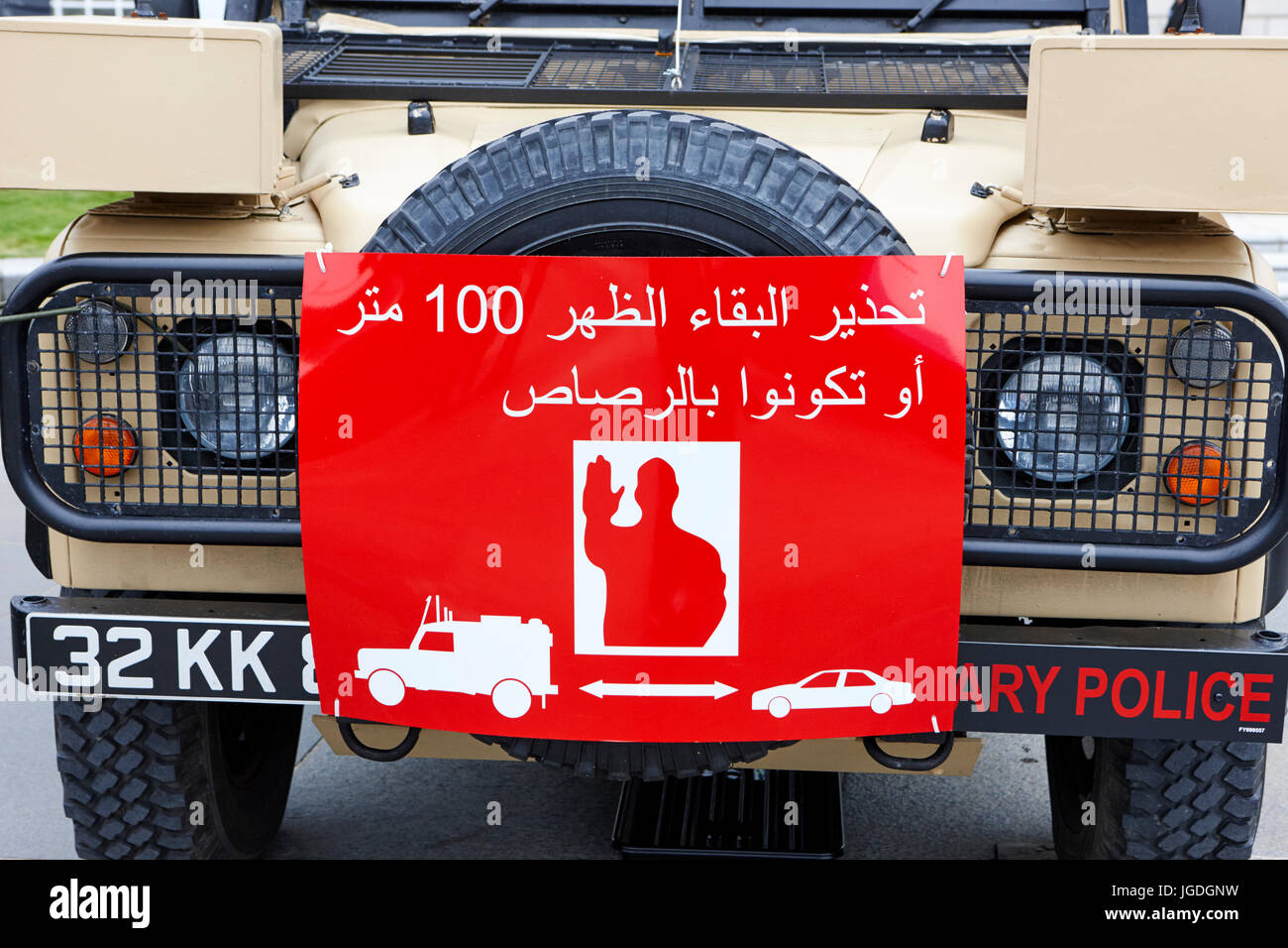 Esercito Britannico rosso segno di avvertimento per il traffico a rimanere indietro 100 metri dal veicolo militare regno unito Foto Stock