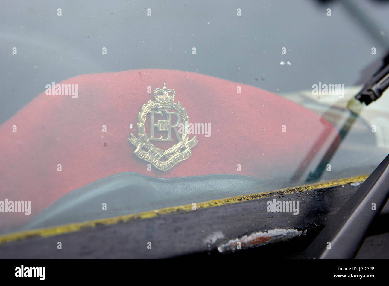 Red esercito britannico red royal polizia militare Berretto in cristallo del veicolo regno unito Foto Stock