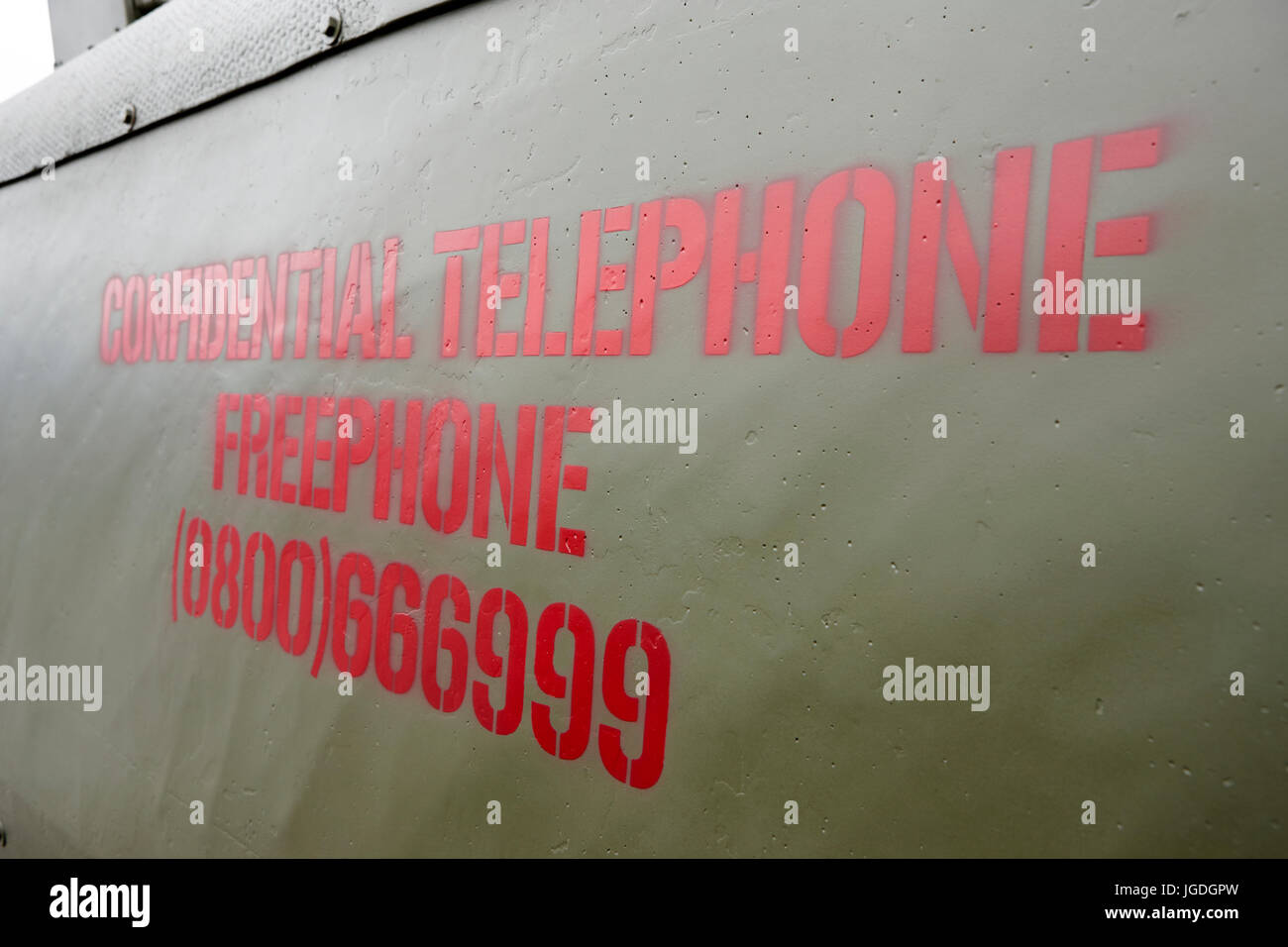 Telefoniche confidenziali numero verde dipinta sulla fiancata di un esercito britannico landrover Irlanda del Nord guai regno unito Foto Stock