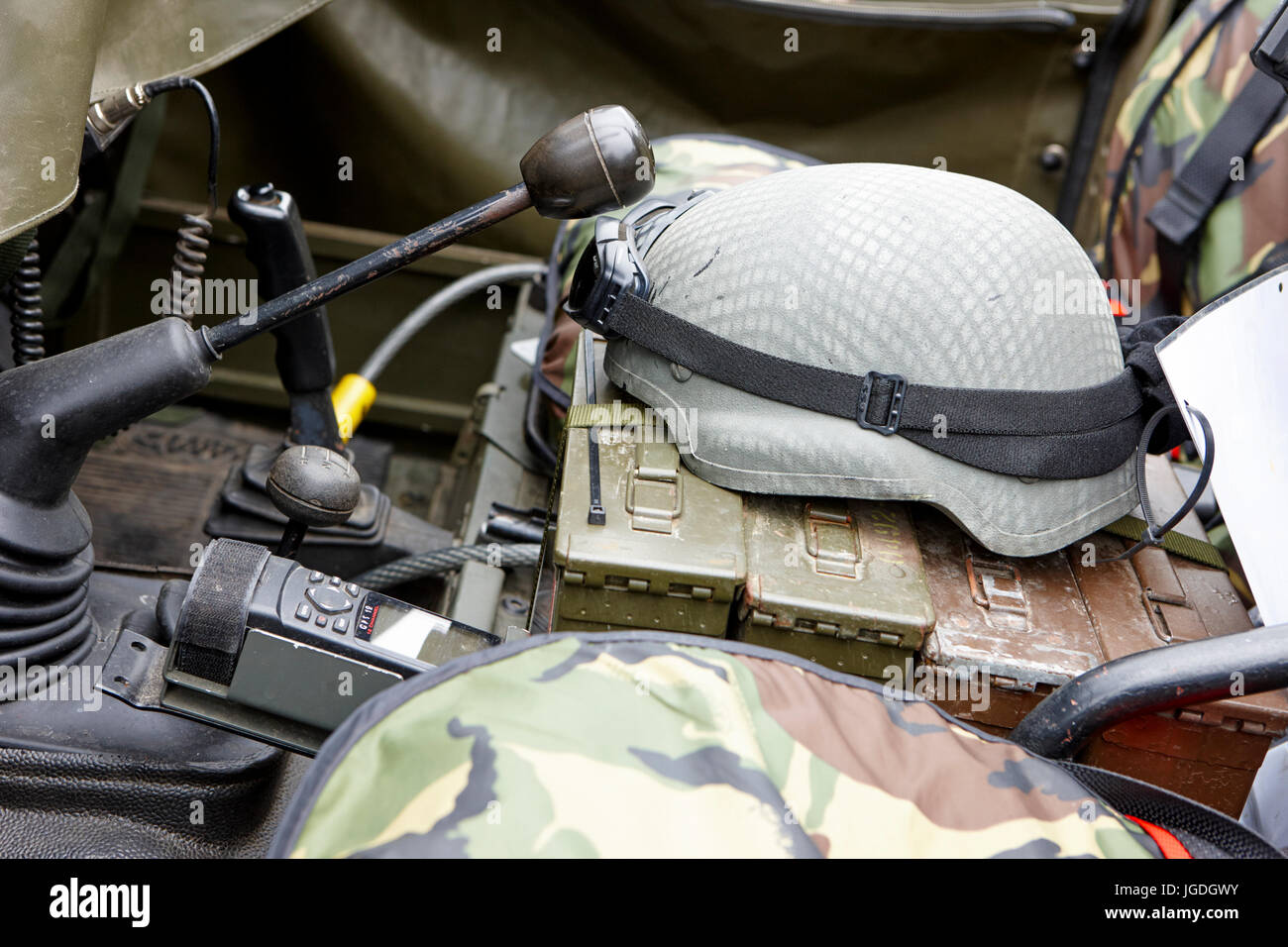 Advanced combat casco e occhiali in British Army veicolo regno unito Foto Stock