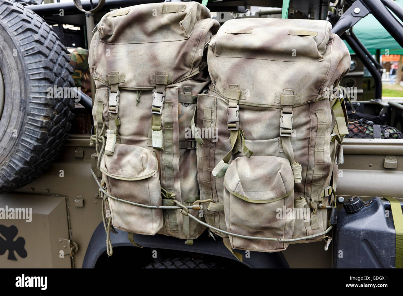 Due esercito britannico delle forze speciali bergen zaini attaccati ad un landrover regno unito Foto Stock