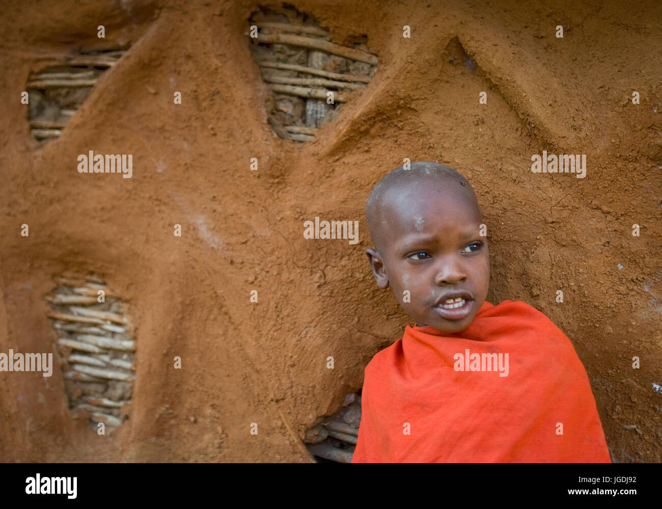 Kenia Masai Mara - Luglio 19, 2011: Ritratto di un ragazzo Maasai in abito tradizionale vicino alla casa. Foto Stock