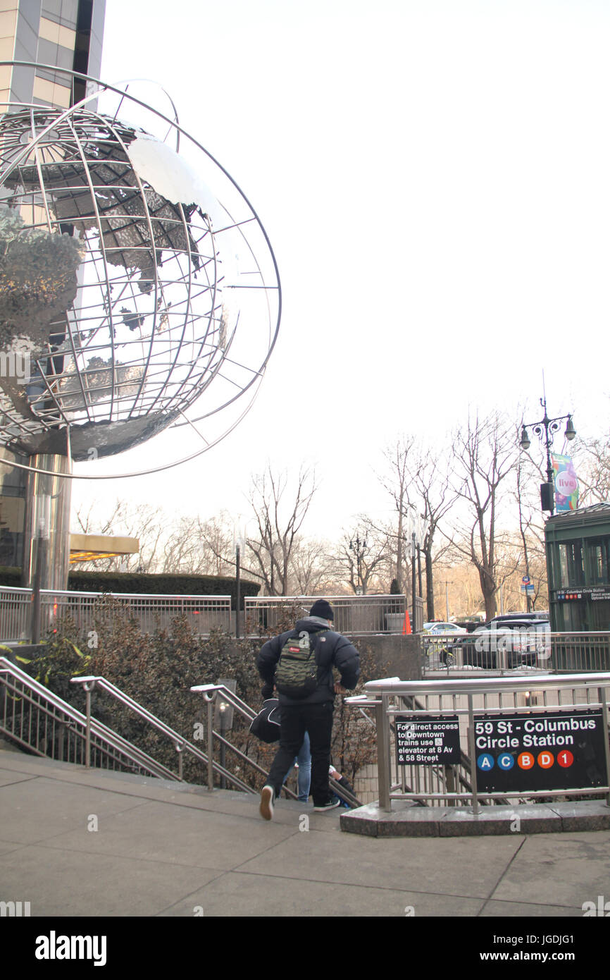 Globo mondo, Unisfera, Trump International Hotel and Tower, al Central Park di New York, Stati Uniti Foto Stock