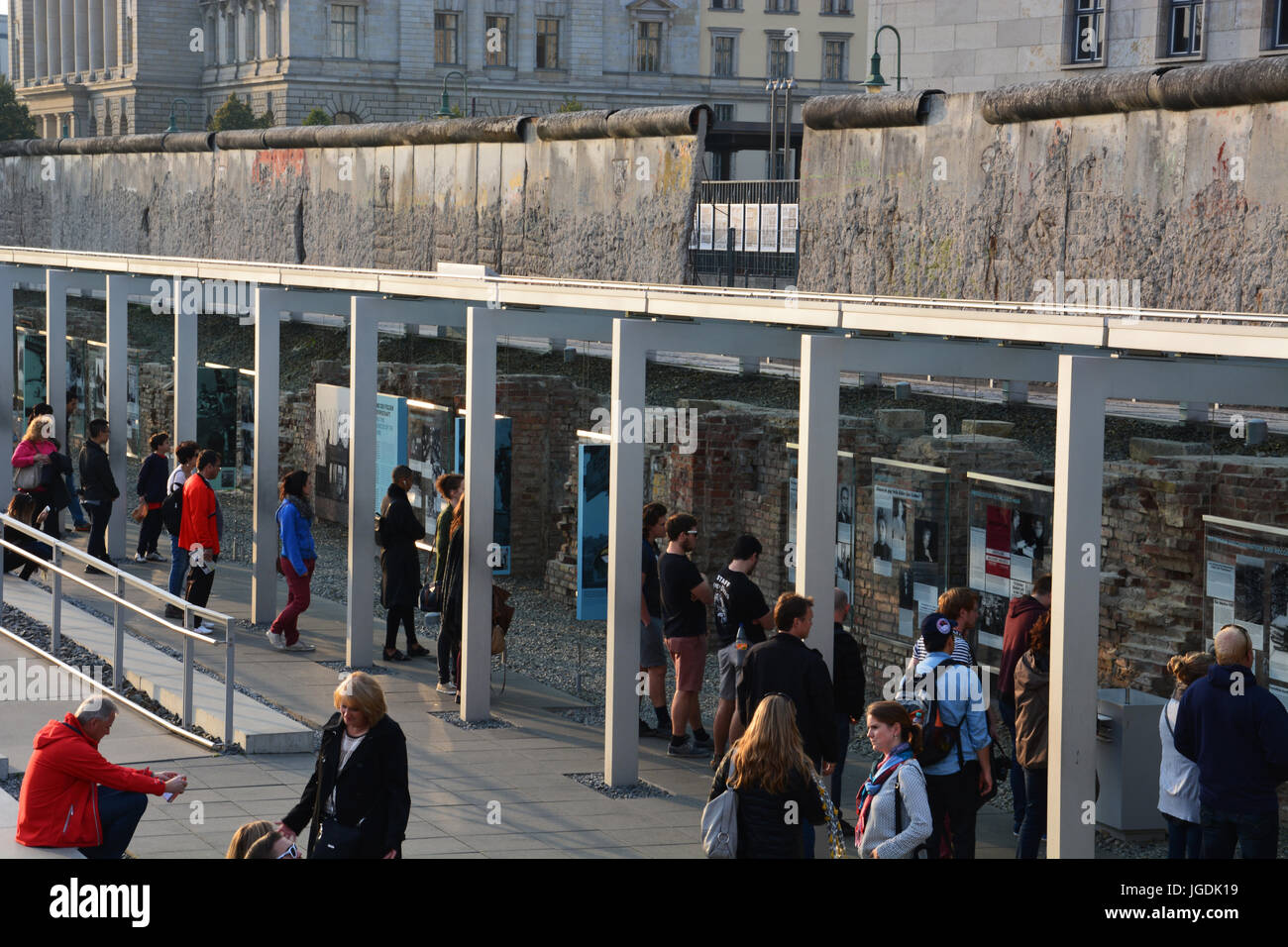 La fondazione della ex sede della Gestapo oggi è una timeline per esterni del regime nazista che ripercorre la storia della repressione. Foto Stock