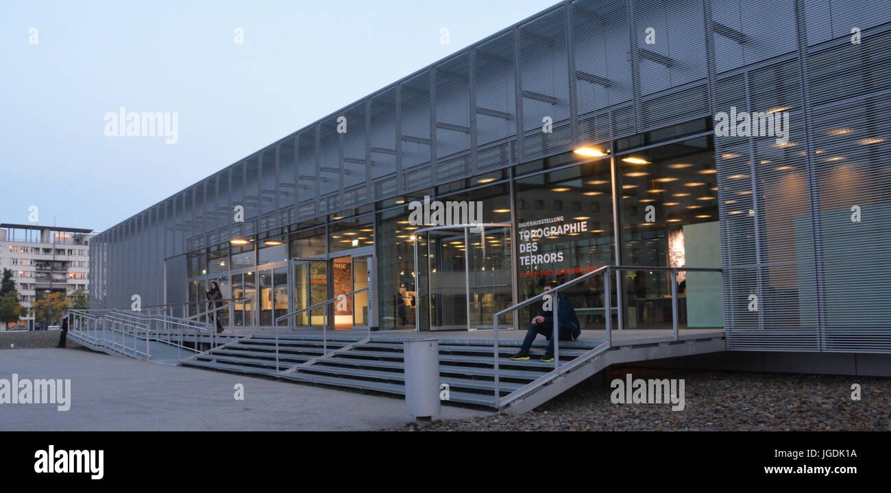 La Topografia del Terrore Museo è presso il sito di la Gestapo Nazista sede e negli archivi della polizia segreta nazista e documenti per studio. Foto Stock