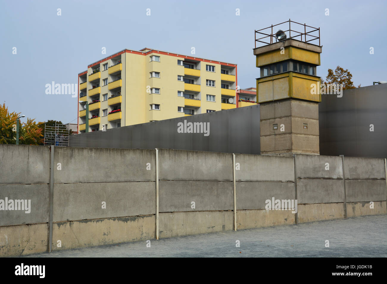Una delle ultime tedesco orientale torre di guardia mantenuta guardare oltre la morte striscia in Bernauer Strasse e oggi è parte del Memoriale del Muro di Berlino. Foto Stock