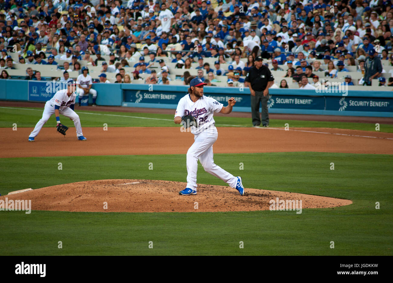 Il Dodger ace pitcher Clayton Kershaw solleva il pugno dopo colpisce un altro impasto a Dodger Stadium. Foto Stock