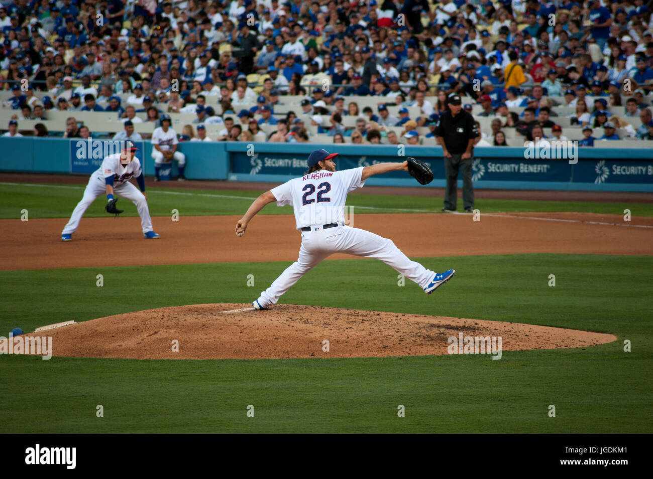 Il Dodger ace pitcher Clayton Kershaw pitching presso il Dodger Stadium di Los Angeles, CA Foto Stock