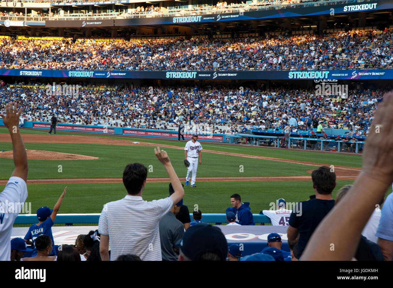 Il Dodger ace pitcher Clayton Kershaw ritorna alla piroga con applausi dai tifosi dopo un altro sciopero al di fuori di un contrasto in pastella Dodger Stadium. Foto Stock