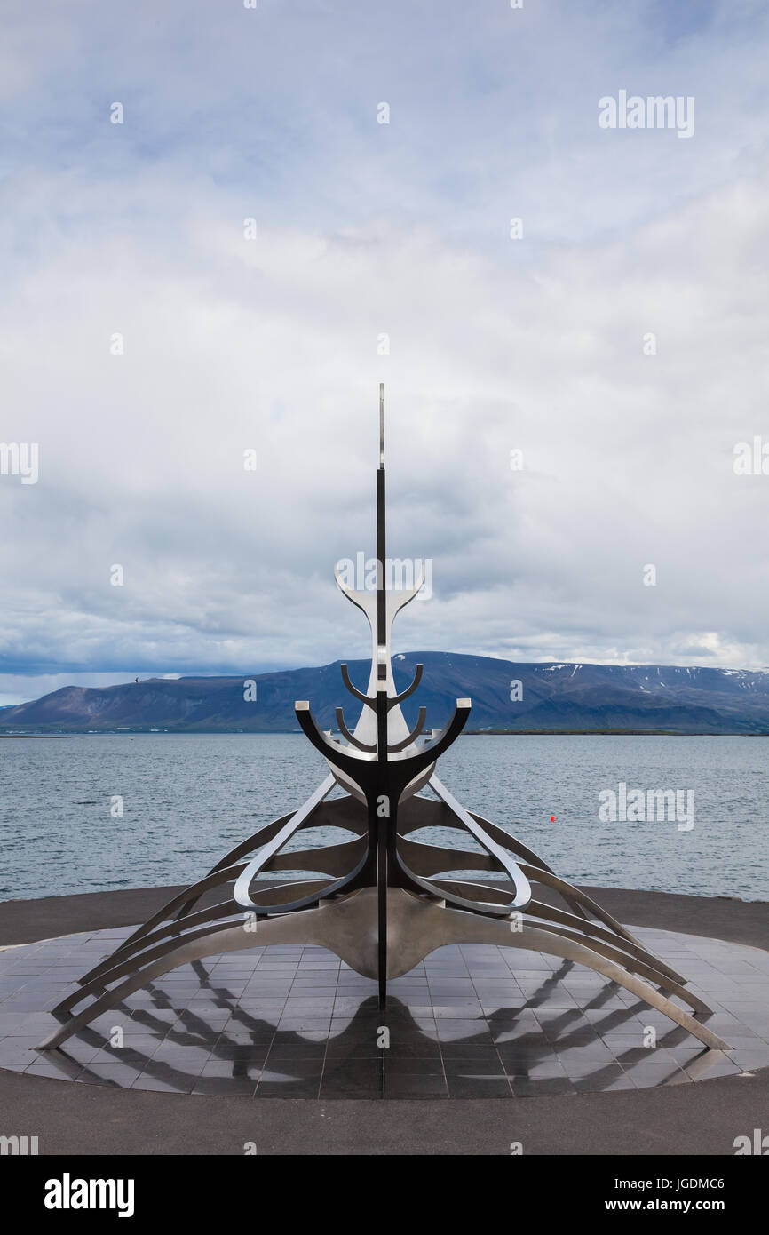 Vista di mezzeria del sole Voyager sul lungomare di Reykjavik Foto Stock