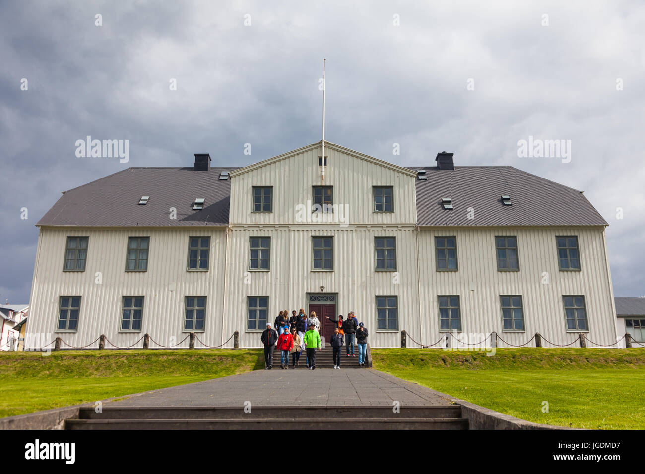 Gruppo di Tour sui gradini della Junior College di Reykjavik Foto Stock