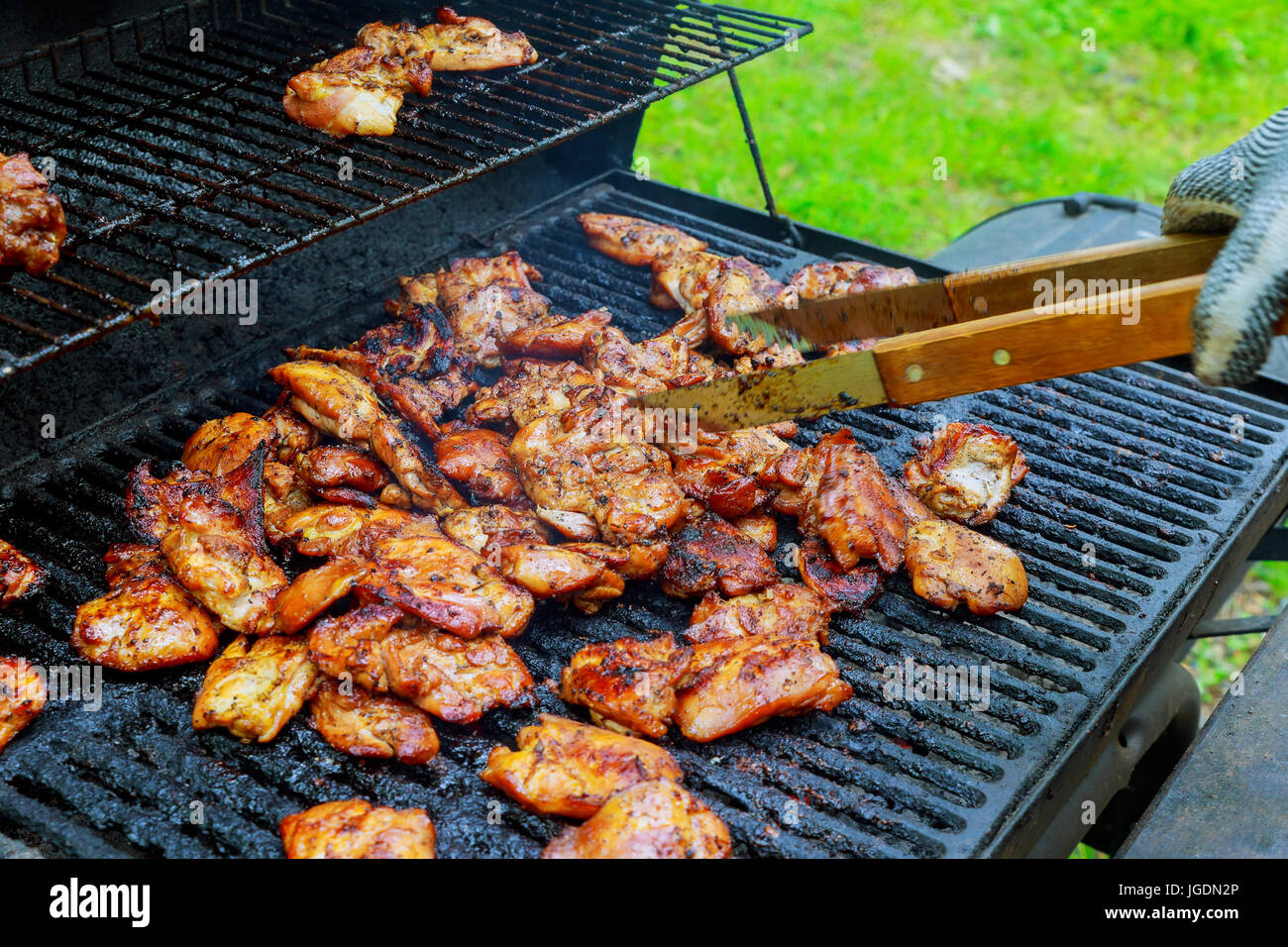 Pollo shish kebab succose fette di carne con salsa di preparare il fuoco Foto Stock