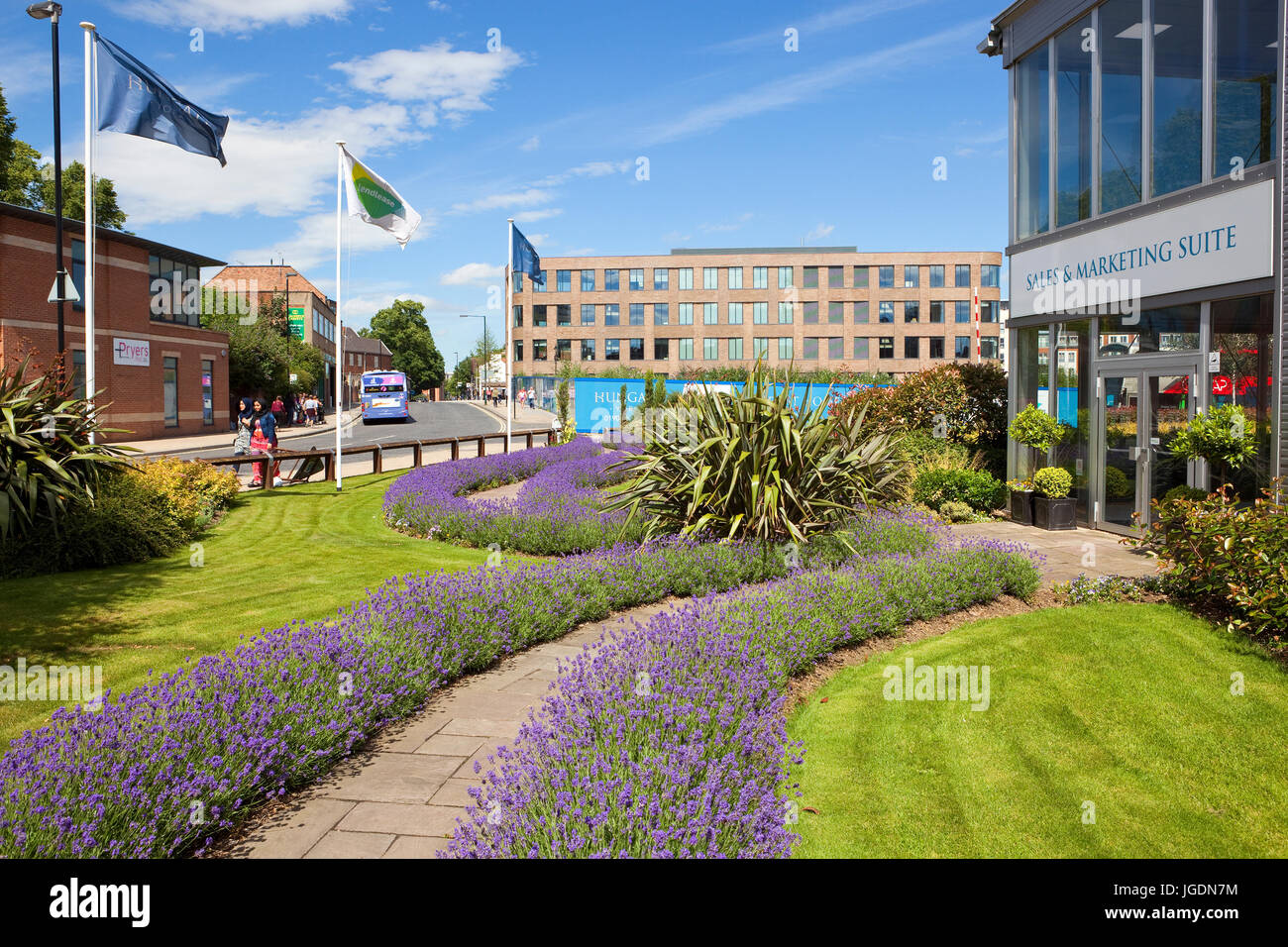 Bellissimo giardino con la suite di marketing presso il nuovo sviluppo Hungate nella storica città di York Foto Stock