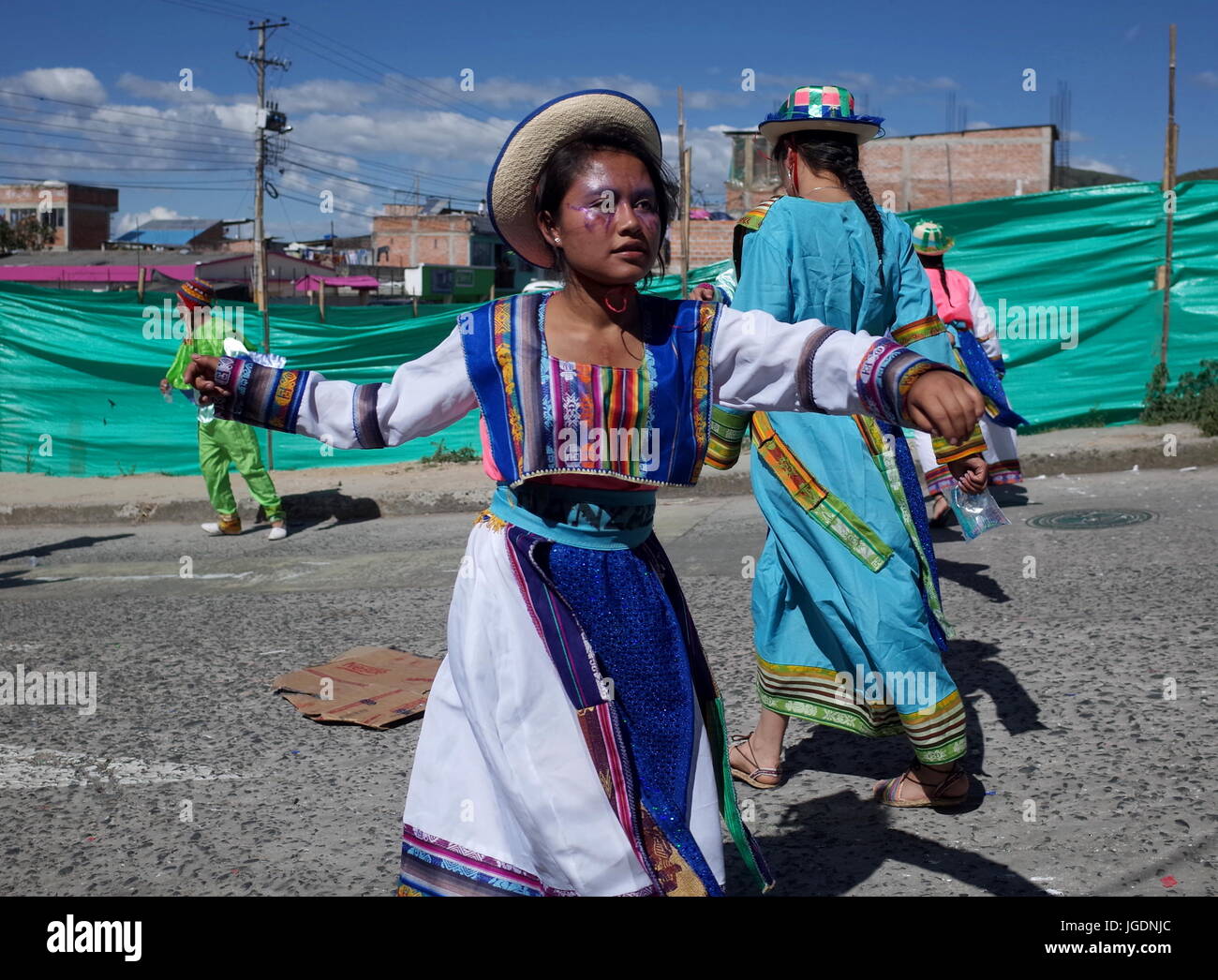 5gennaio 2015, CHICHAGUÍ, COLOMBIA - una ragazza in locali tradizionali danze vestito a Carnevale de Blancos y Negros (neri e bianco) Carnevale Foto Stock