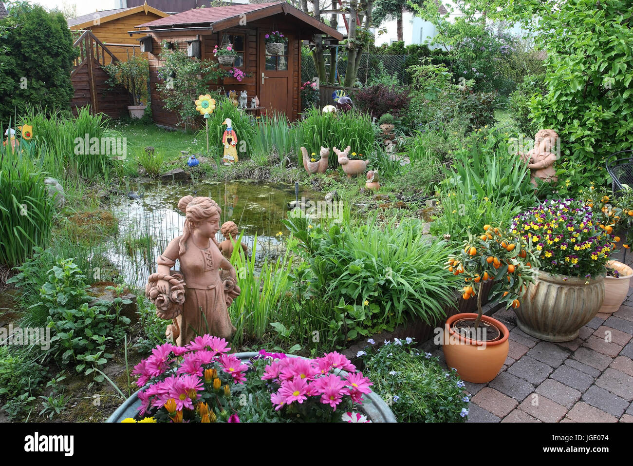 Giardino con laghetto in primavera, Garten mit Teich im Fruehling Foto Stock