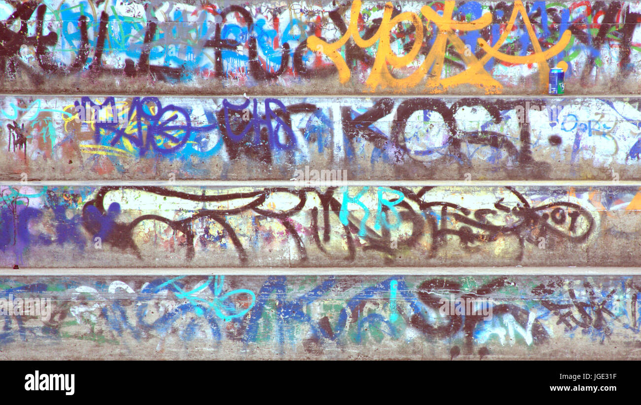 Grunge coloratissimo graffito atti di vandalismo passi concreti Foto Stock