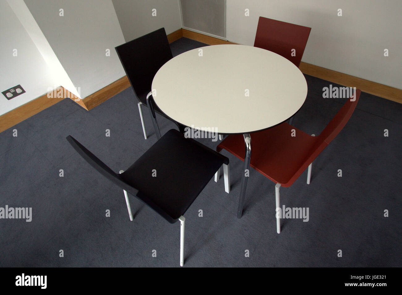 Vuoto nessuno business meeting tavolo con quattro sedie in base sala conferenza Foto Stock