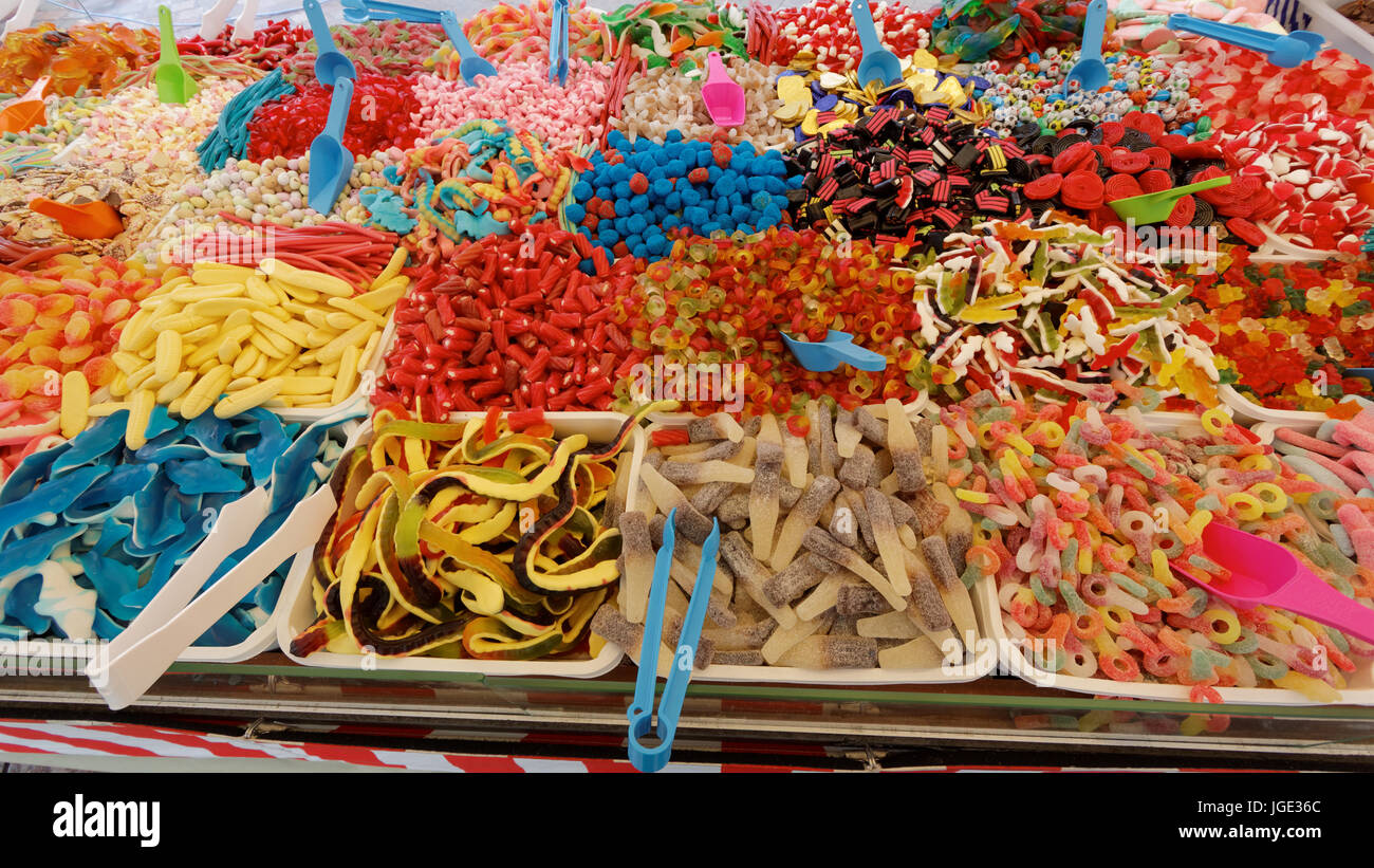 Colorata selezione di dolci o caramelle colorate di stallo di mercato scelta dei bambini scegliere e combinare i dolci stranieri pik n mix glasgow mercatino di natale Foto Stock