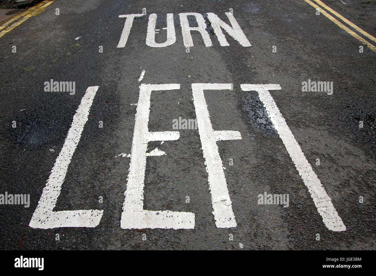 Girare a sinistra in segno scritto sulle leggi asfalto asfalto Foto Stock