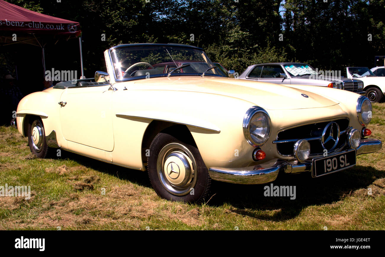 Vista frontale e laterale di una classica Mercedes cabriolet di colore bianco Foto Stock