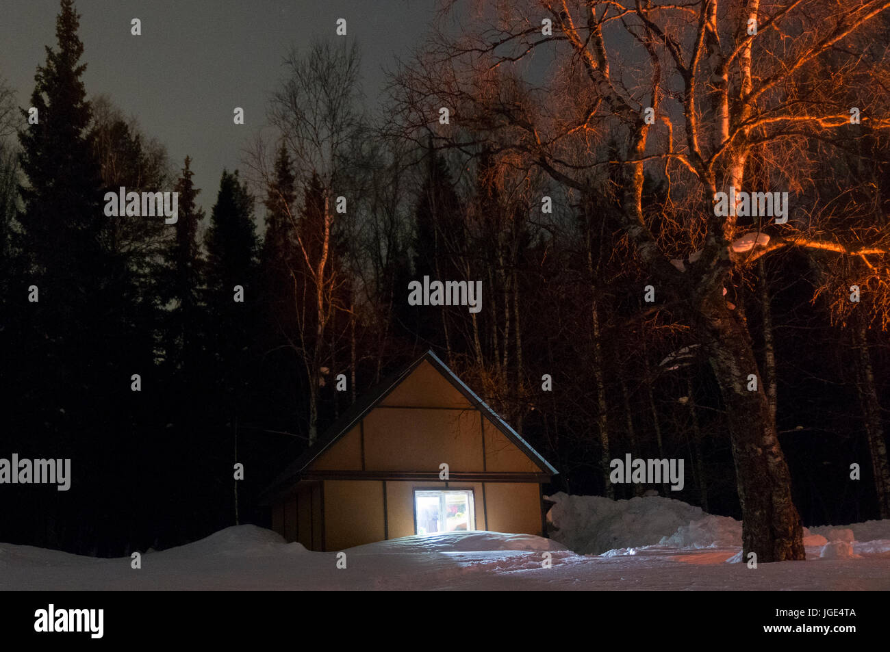 Luce incandescente in cabina a distanza in inverno Foto Stock