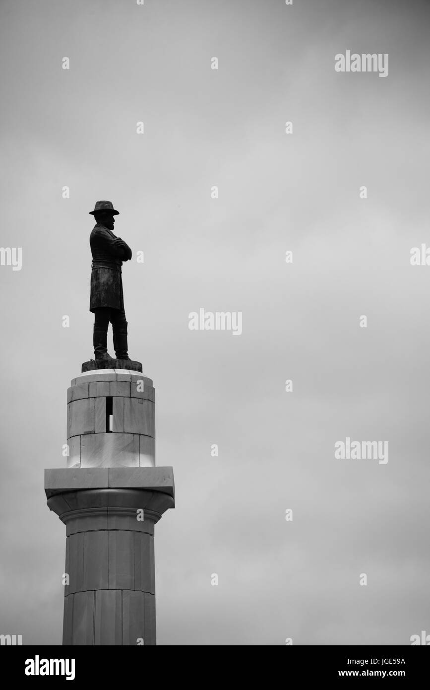 Il generale Robert e Lee statua in downtown New Orleans prima che sia stata presa verso il basso e rimosso dopo essere stata dichiarata un disturbo alla quiete pubblica in una immagine a scala di grigi w Foto Stock