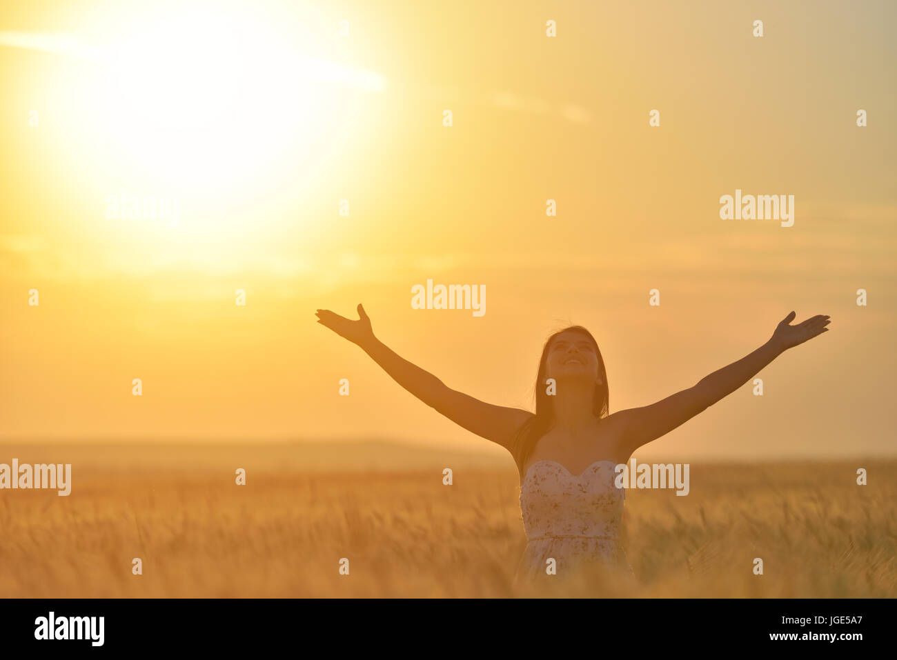 Sentimento donna libera e felice e amato in un bellissimo ambiente naturale a sunet Foto Stock