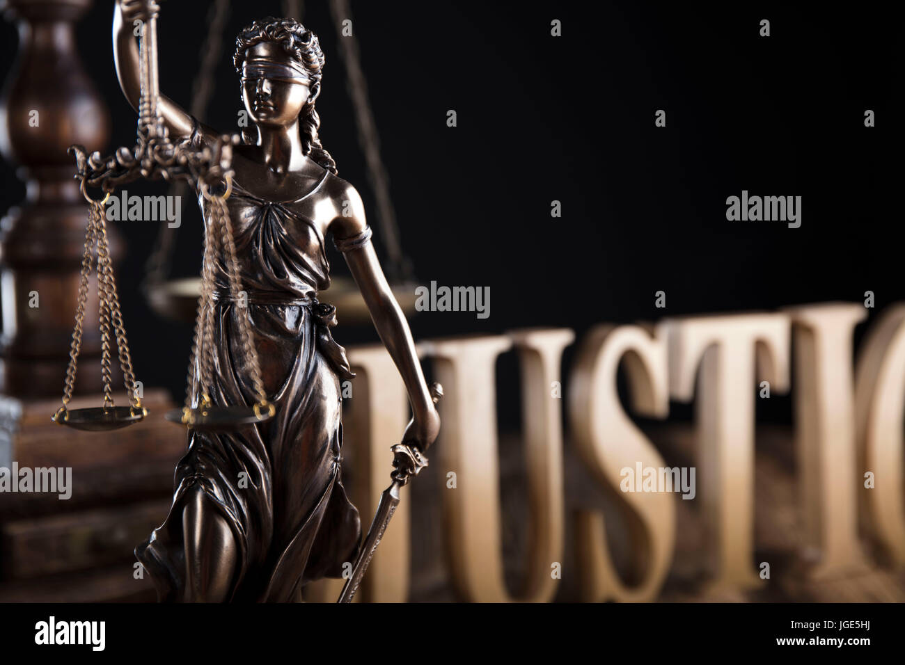 Legge i simboli. Themis, scala di giustizia e martello del giudice su un tavolo di legno. Foto Stock