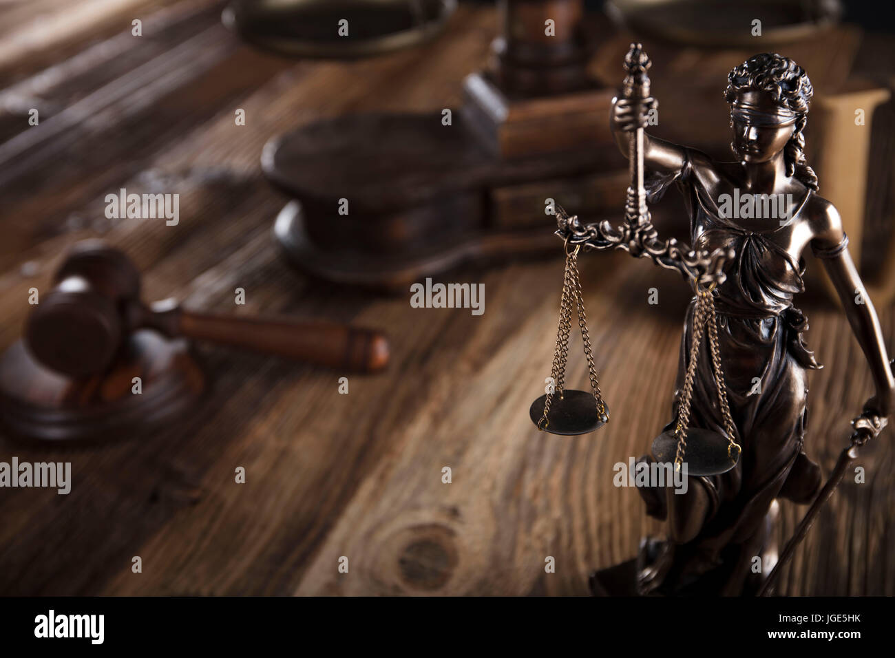 Legge i simboli. Themis, scala di giustizia e martello del giudice su un tavolo di legno. Foto Stock
