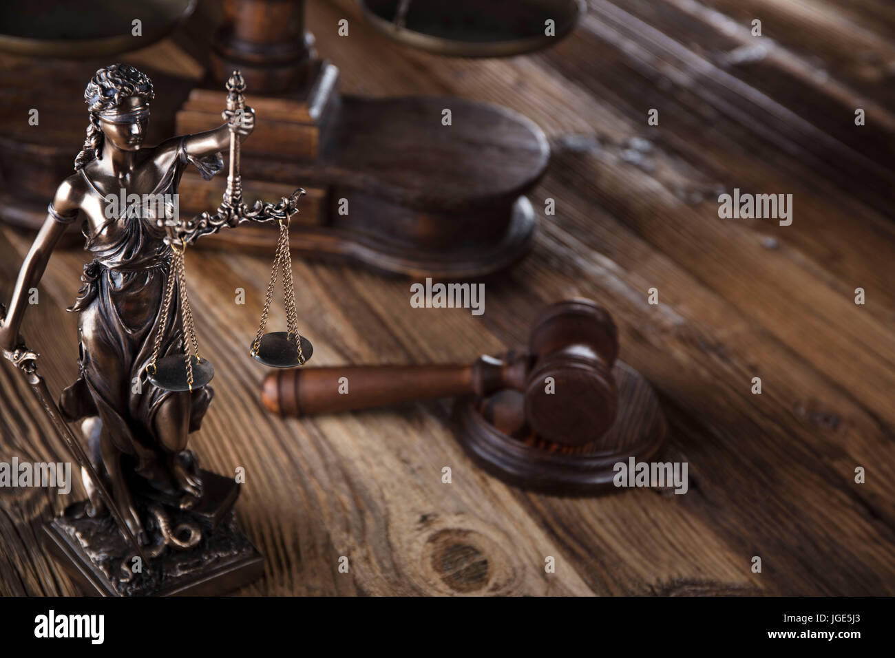 Legge i simboli. Themis, scala di giustizia e martello del giudice su un tavolo di legno. Foto Stock