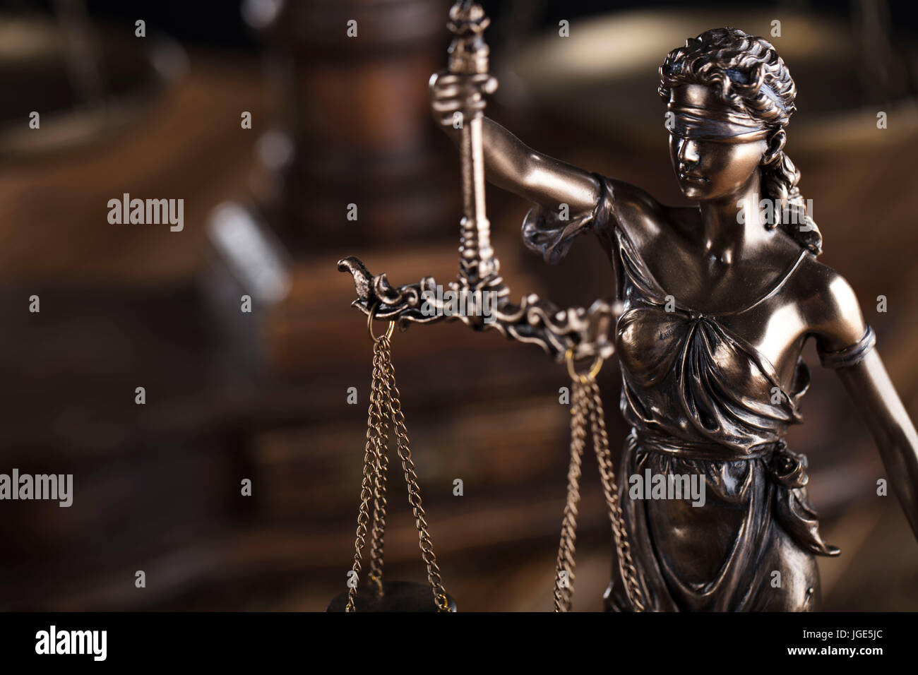 Legge i simboli. Themis, scala di giustizia e martello del giudice su un tavolo di legno. Foto Stock