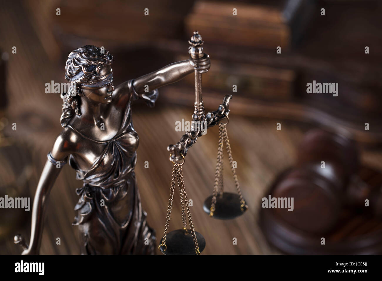 Legge i simboli. Themis, scala di giustizia e martello del giudice su un tavolo di legno. Foto Stock