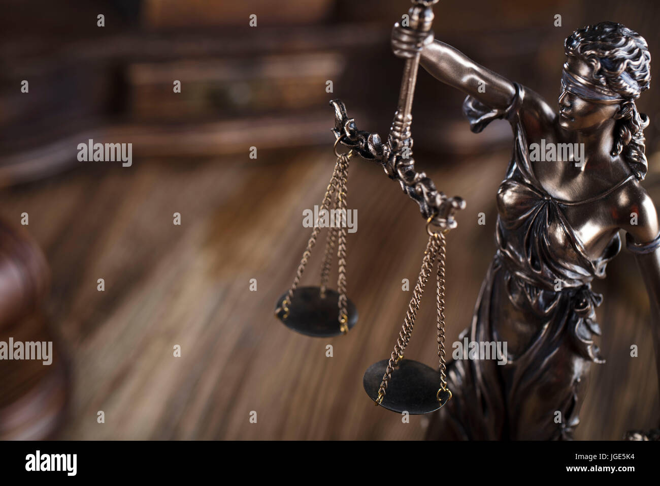 Legge i simboli. Themis, scala di giustizia e martello del giudice su un tavolo di legno. Foto Stock