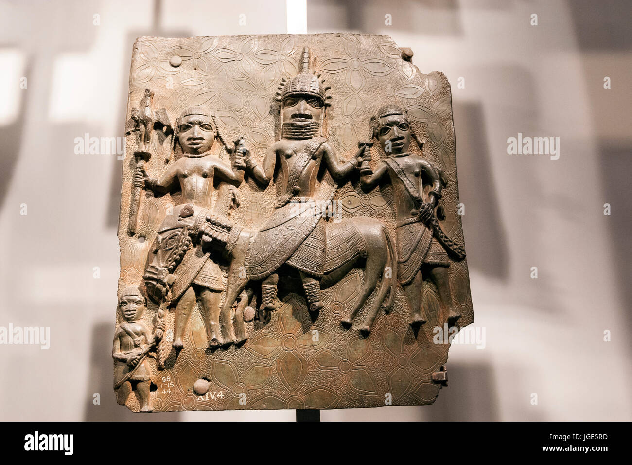 Cast in rilievo le placche in ottone da Benin City che supportano il tetto di palazzo. Benin arte, creato dal popolo Edo. Il British Museum di Londra Foto Stock