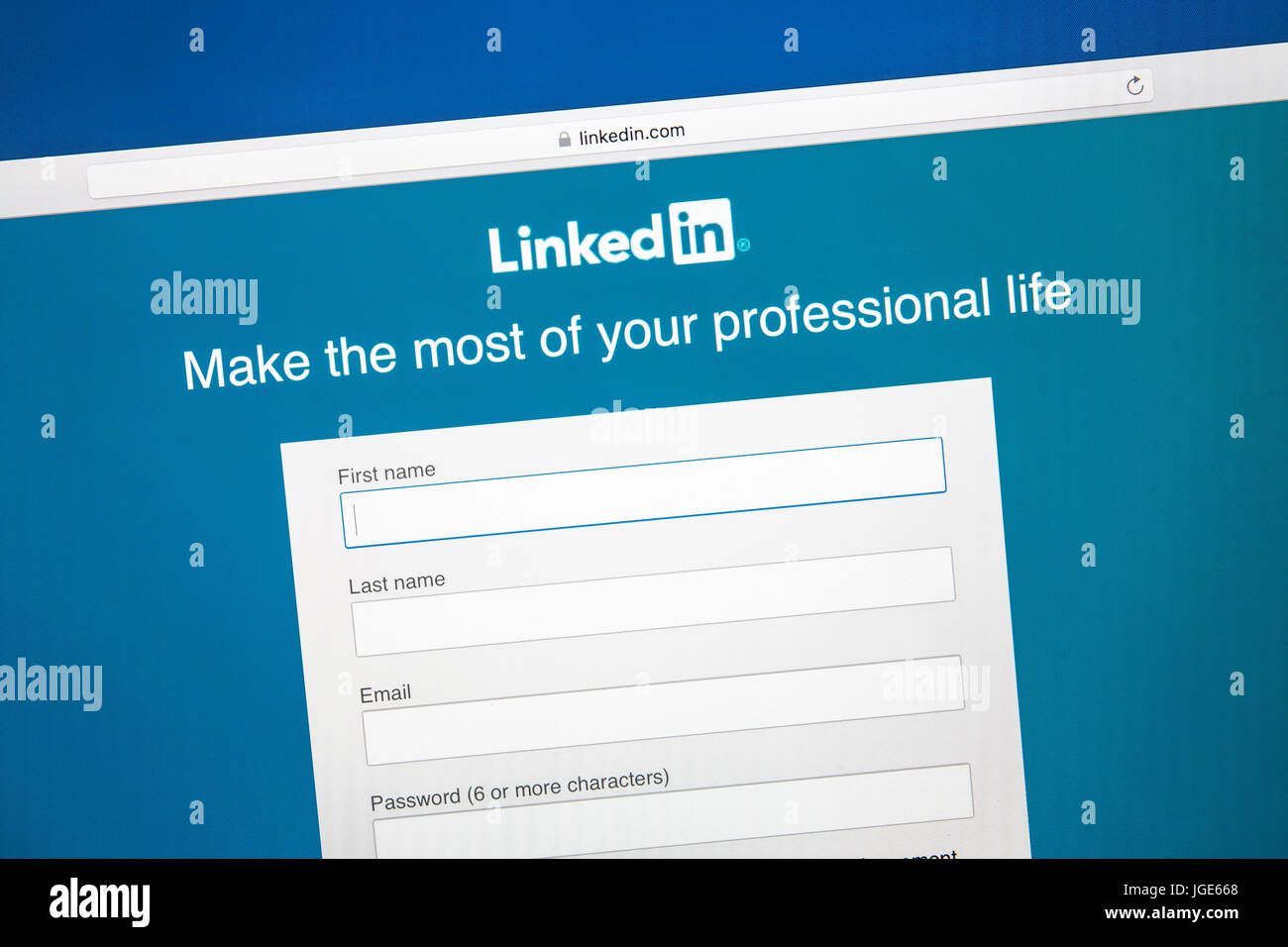 Linkedin sito web sullo schermo di un computer. Linkedin è un business oriented sito di social networking. Foto Stock