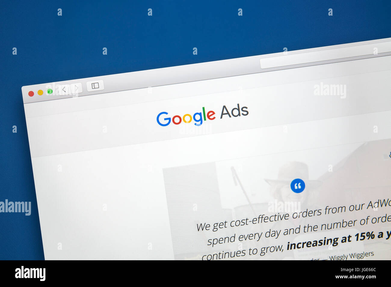 Annunci Google sito web sullo schermo di un computer. Gli annunci di Google è un servizio di advertising online. Foto Stock