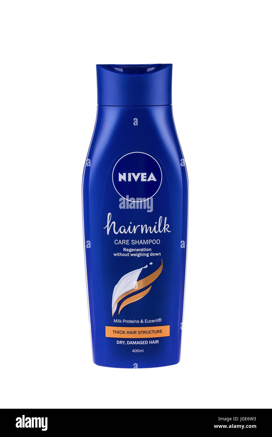 BURGAS, Bulgaria - 22 Maggio 2017: Nivea Hairmilk Shampoo capelli spessi struttura 400 ml isolato su bianco, con percorso di clipping. Marca Nivea di proprietà di Ge Foto Stock