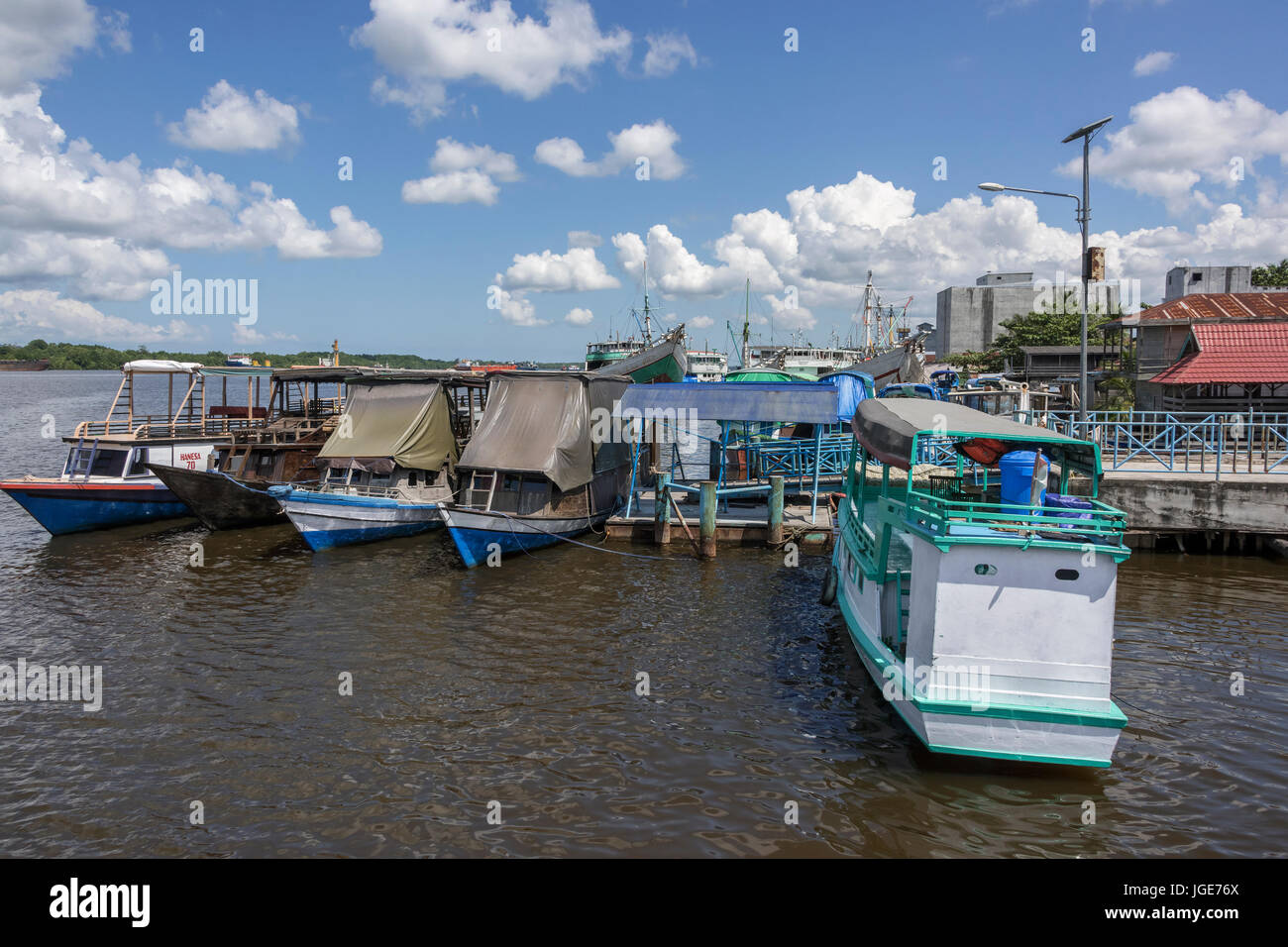 Imbarcazioni presso la banchina del villaggio di Kumai, Kumai River, provincia del Kalimantan, isola di Borneo Foto Stock