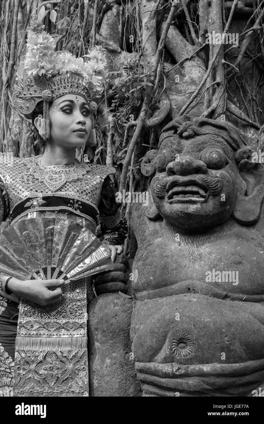 La bella e la bestia, in bianco e nero, Goa Gajah tempio, Ubud, Indonesia Foto Stock