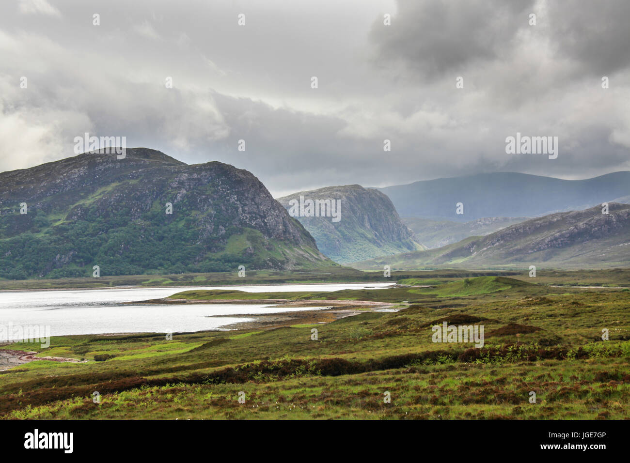 Area di Loch Eriboll, Scozia. Drammatica vista pittoresca del Loch Eriboll con un magro Charn mountain in background. Foto Stock