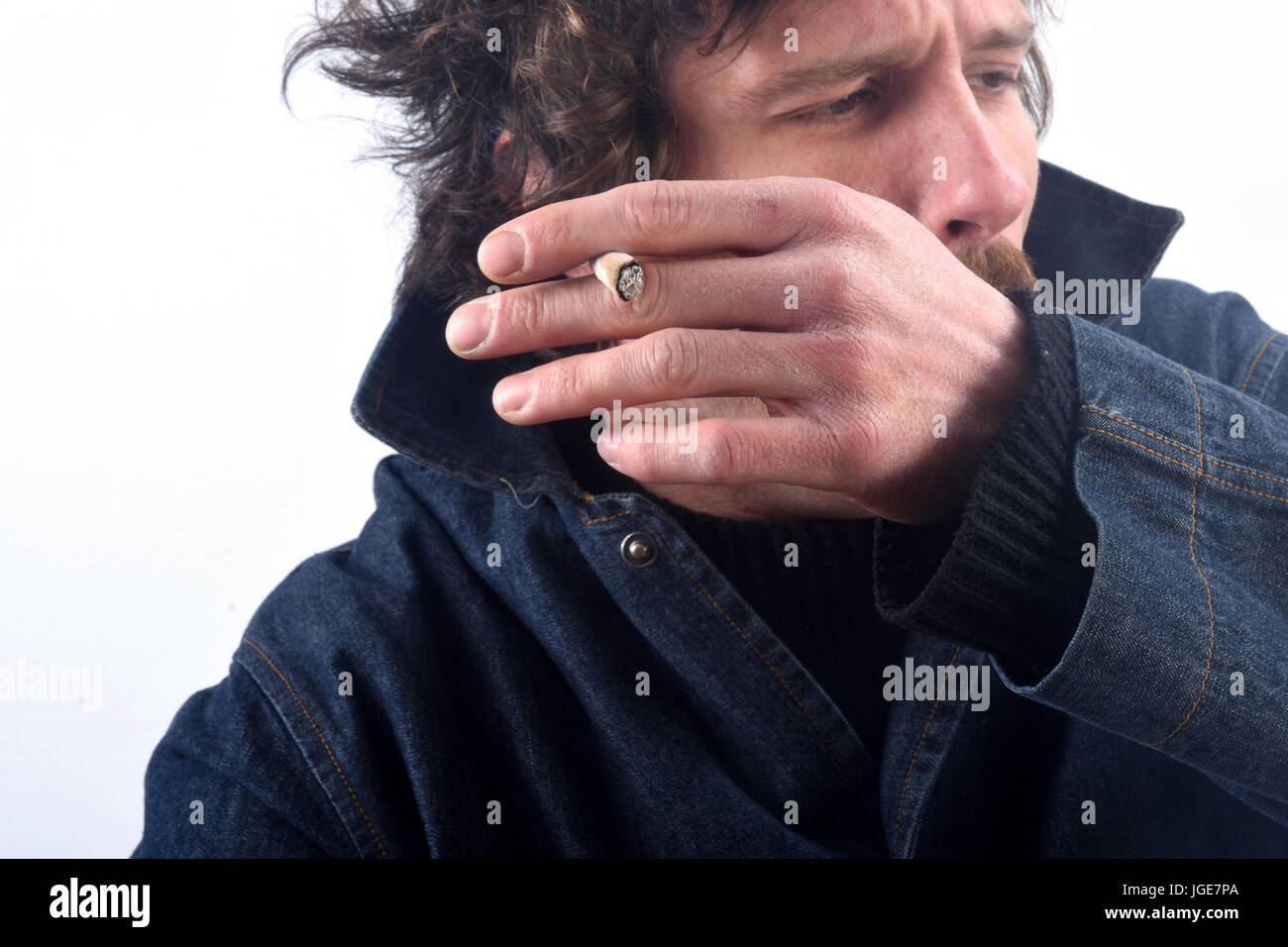 Ritratto di un uomo di tabacco da fumo e tosse su sfondo bianco Foto Stock