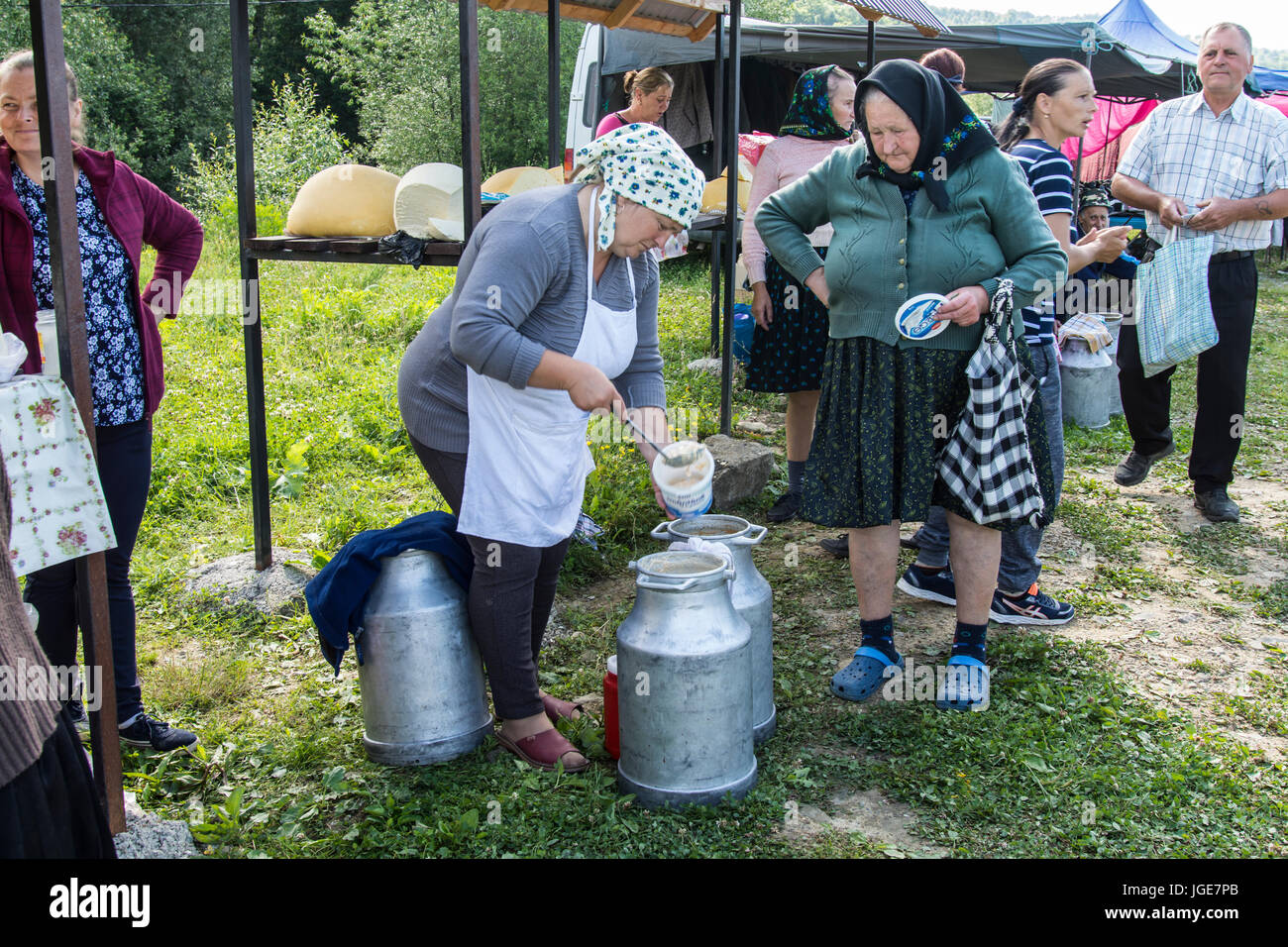 La vendita di prodotti lattiero-caseari in un mercato aperto nella regione Maramures, Romania Foto Stock