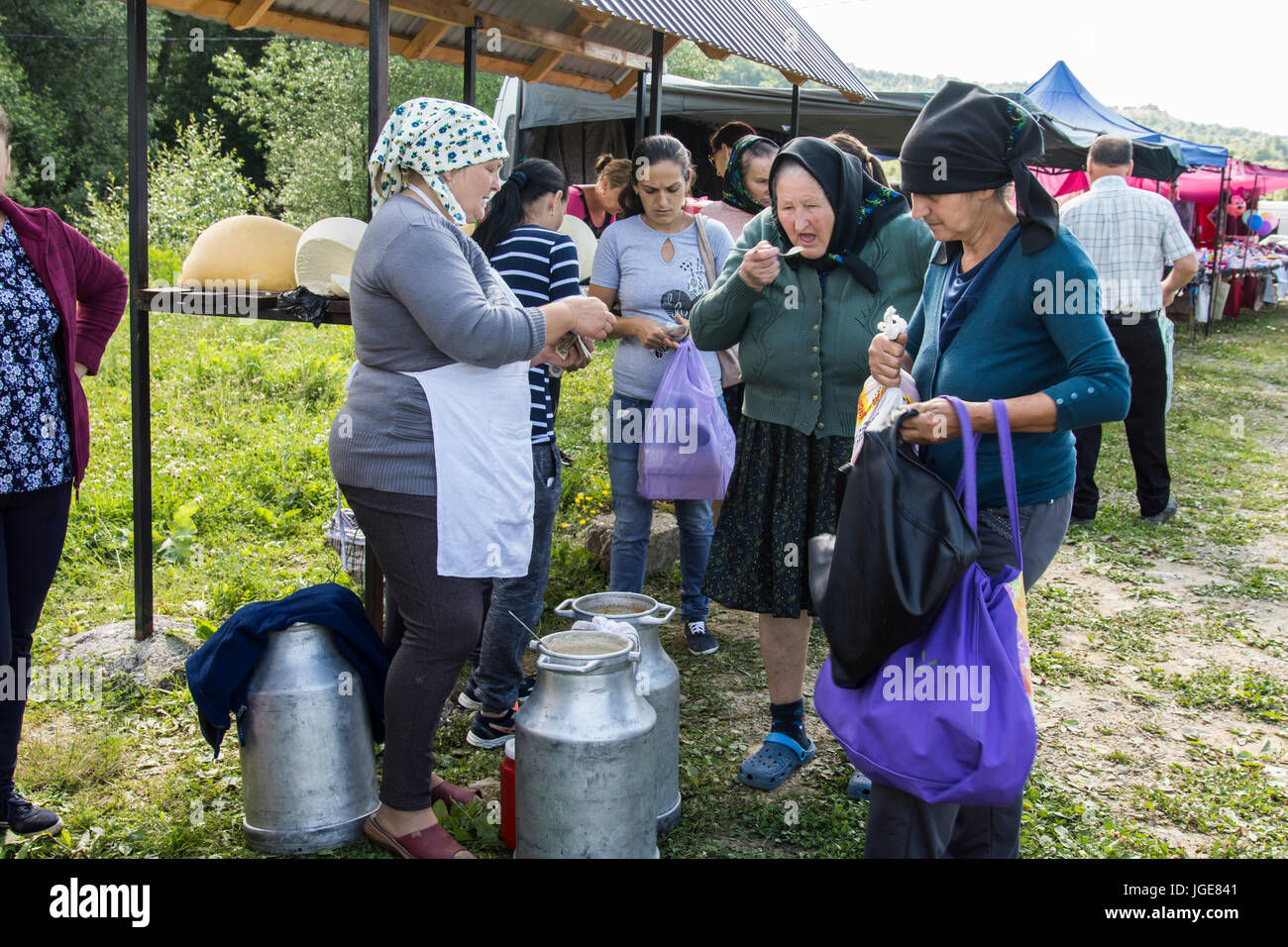 La vendita di prodotti lattiero-caseari in un mercato aperto nella regione Maramures, Romania Foto Stock