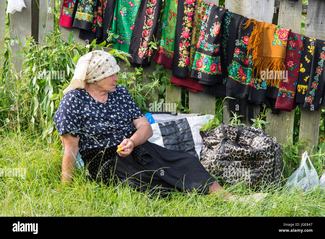 La vendita di abiti tradizionali su un mercato all'aperto nella regione Maramures, Romania Foto Stock