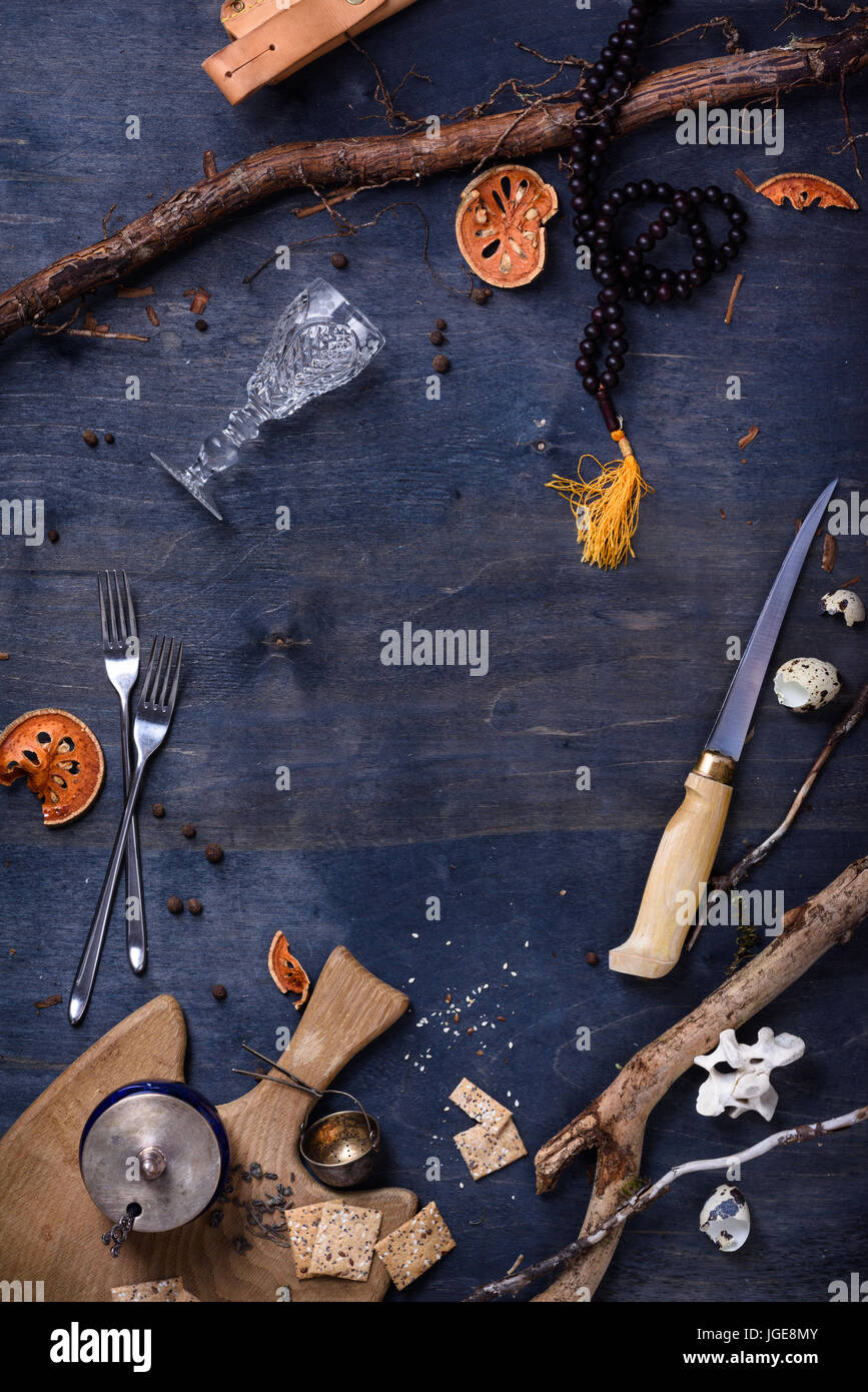 Sfondo culinario, cucina tavolo in legno, il menu del ristorante telaio. Cacciatori Vintage hut tema. Vista superiore, copia dello spazio. Foto Stock