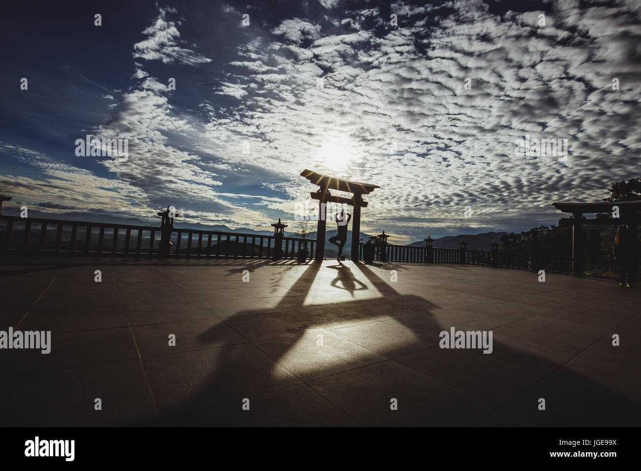 La pratica dello Yoga meditazione Zen - Linh Quy Phap un - Bao Loc - Bao Lam - Da Lat - Lam Dong - Viet Nam - Alba con raggi pagoda silhouettes di gate Foto Stock