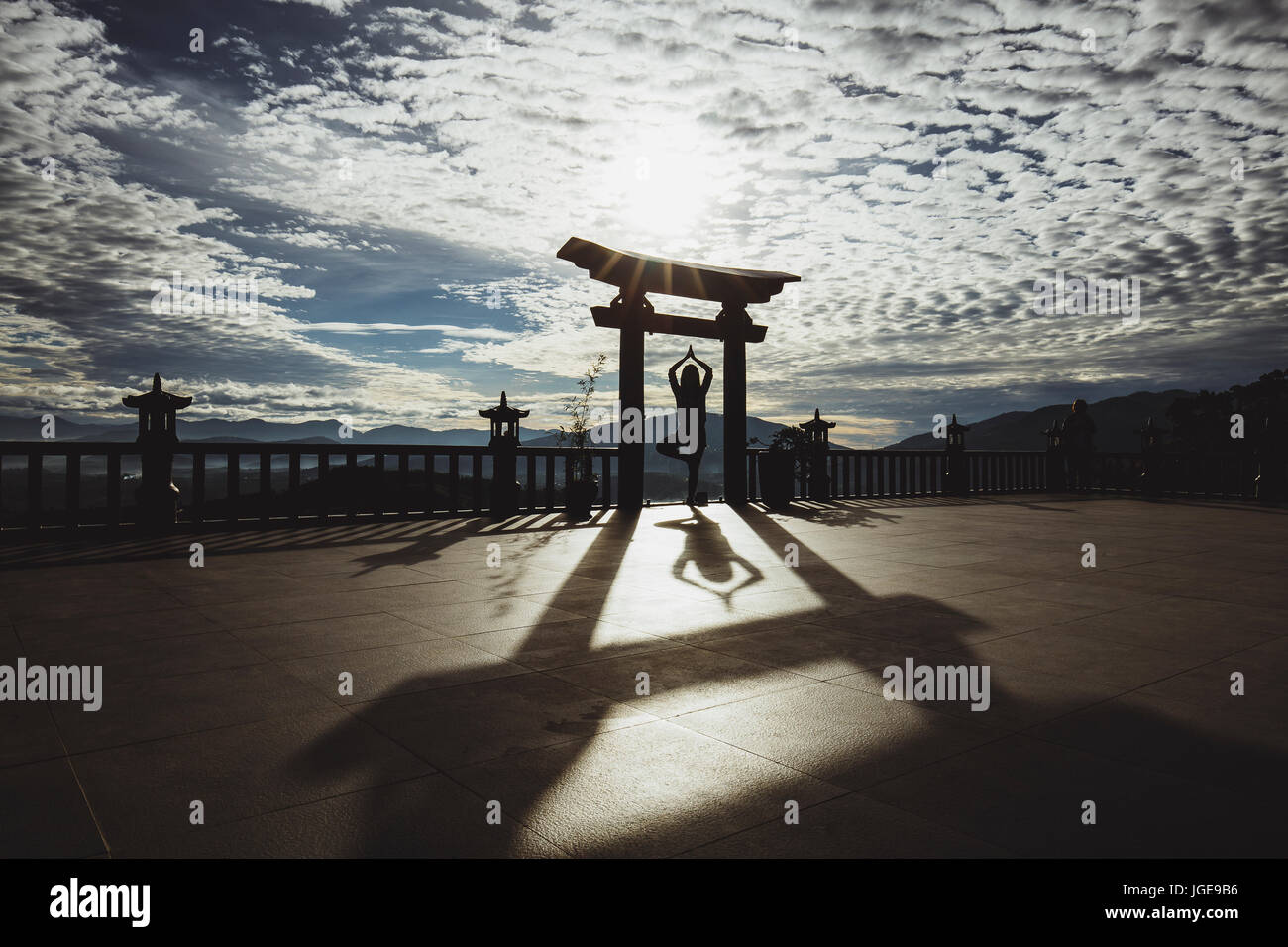 La pratica dello Yoga - Zen - Meditazione a Pagoda gate - Linh Quy Phap un in Bao Lam - Bao Loc - Nui Iam Binh - Viet Nam Foto Stock