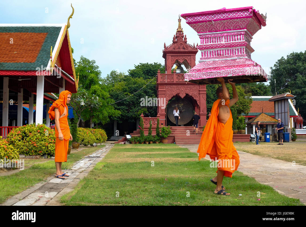 I monaci tailandesi lavorando a un tempio in Lamphun, Thailandia Foto Stock